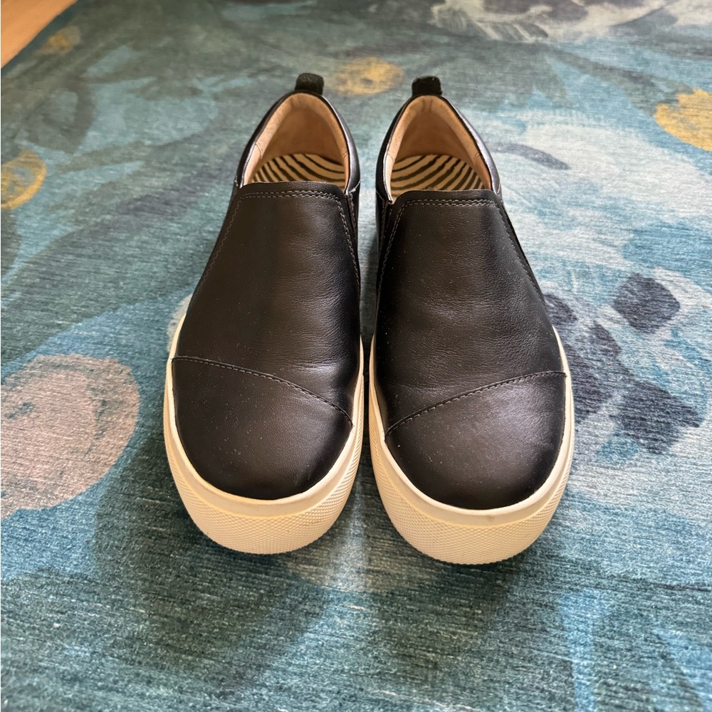 Taos black leather sneakers slip on tennis shoes size 7